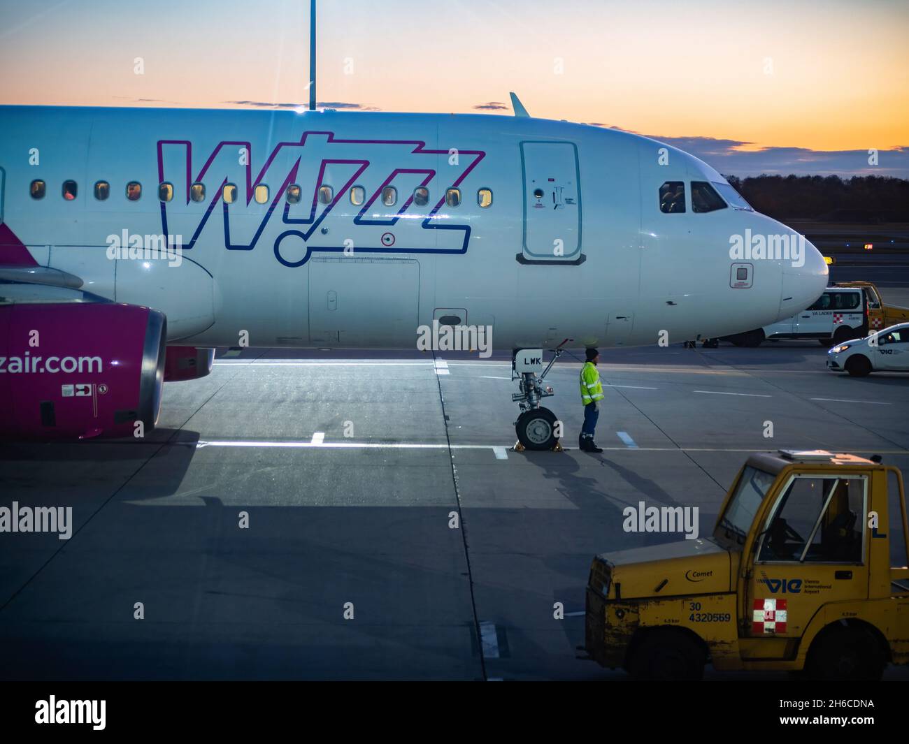 Vienna, Austria. 05 novembre 2021. Un velivolo Wizz Air visto all'aeroporto di Vienna. (Foto di Igor Golovniov/SOPA Images/Sipa USA) Credit: Sipa USA/Alamy Live News Foto Stock