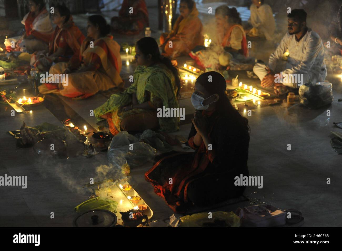 Non esclusiva: I devoti, offrono preghiere durante il rituale Kartik Brati o Rakher Upobash con lampade ad olio e candele, al Tempio di Lokonath di M. Foto Stock