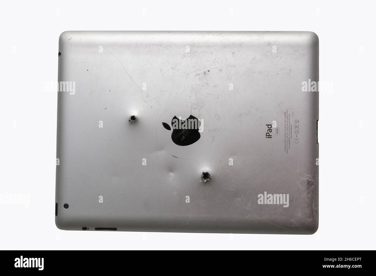 Vista posteriore del vecchio iPad argento con fori per proiettile isolati su bianco. Russia, 22.03.2020 Foto Stock