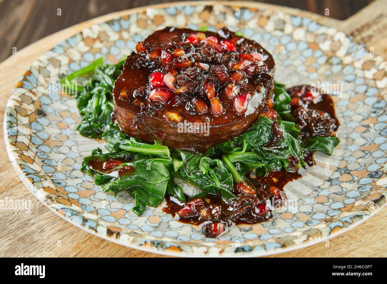 Merluzzo con sorrel e salsa di burro di melograno. Cucina gourmet francese Foto Stock