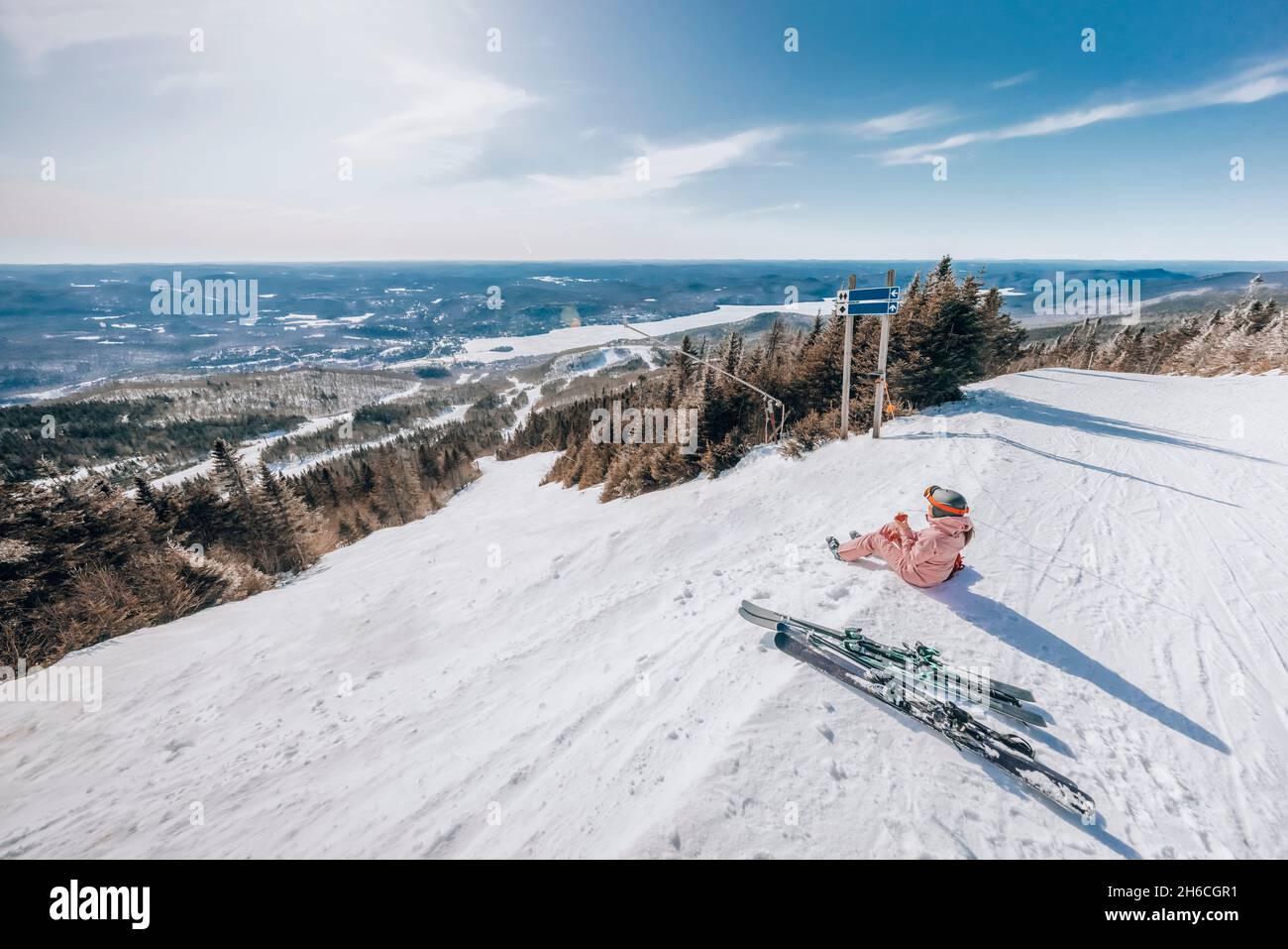 Sciare - Donna in sci fare una pausa guardando la vista incredibile della natura invernale paesaggio mangiare una mela. Sci alpino - sciatore andare a sciare in discesa a. Foto Stock