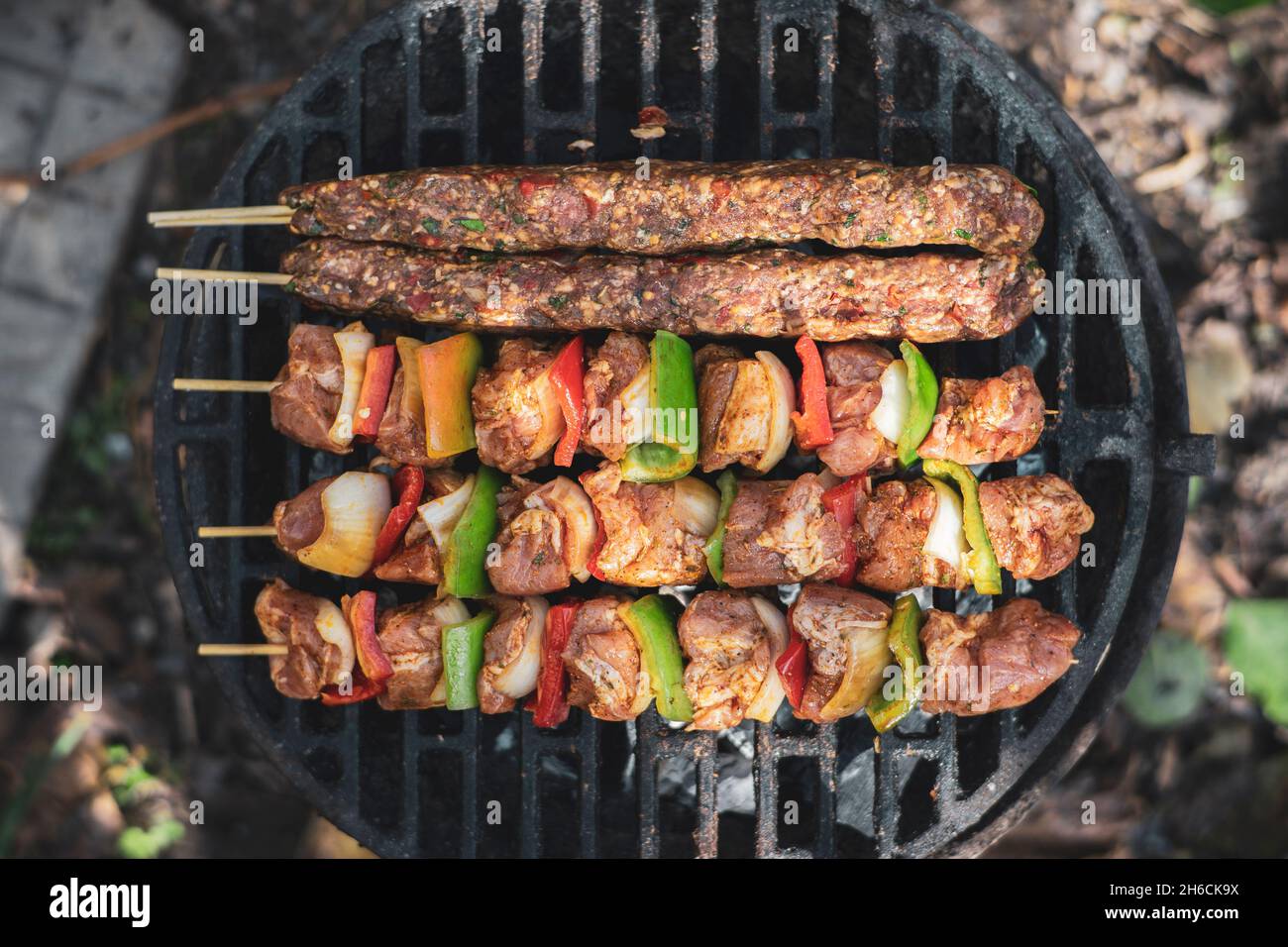 Piccola grigliata con diversi tipi di carne e adana kebap Foto Stock