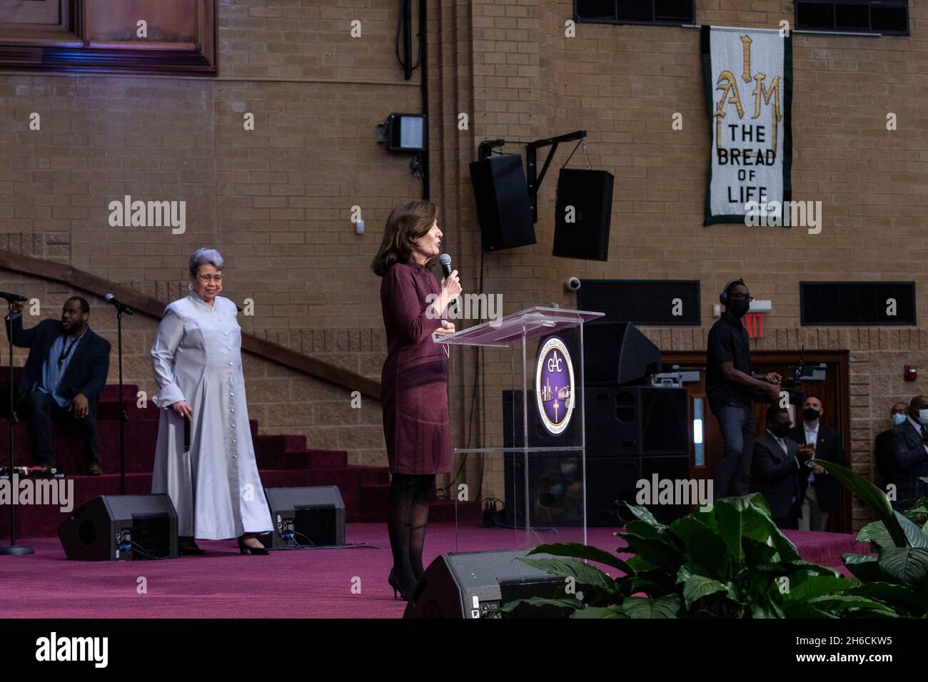 New York, Stati Uniti. 14 novembre 2021. Il governatore Kathy Hochul parla durante una visita alla Cattedrale di Allen A. M. E. (Episcopale Metodista Africano). La congregazione della chiesa ha più di 23,000 membri. La Cattedrale si trova in uno dei quartieri più poveri della città - Giamaica, Queens. (Foto di Lev Radin/Pacific Press) Credit: Pacific Press Media Production Corp./Alamy Live News Foto Stock