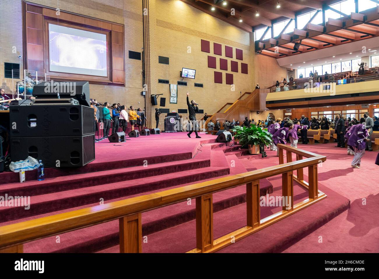 New York, New York, Stati Uniti. 14 novembre 2021. Coro e ballerini si esibiscono durante il culto domenicale mentre il Governatore Kathy Hochul visita la Cattedrale di Allen A. M. E. (Episcopale Metodista Africano). La congregazione della chiesa ha più di 23,000 membri. La Cattedrale si trova in uno dei quartieri più poveri della città - Giamaica, Queens. (Credit Image: © Lev Radin/Pacific Press via ZUMA Press Wire) Foto Stock