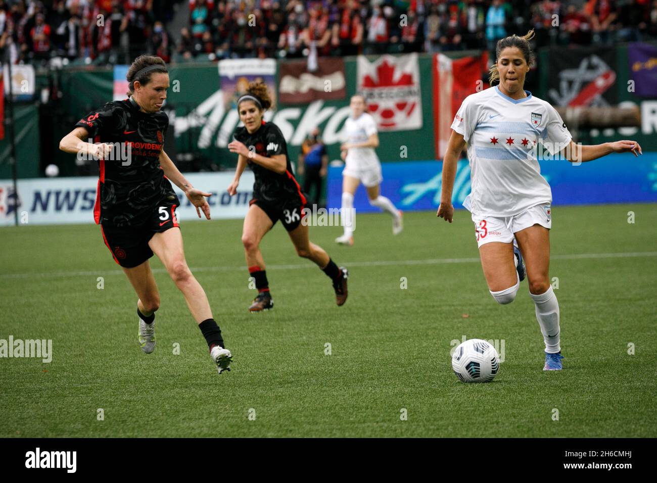 Portland, Stati Uniti. 14 novembre 2021. Katie Johnson di Chicago insegue la palla verso l'obiettivo. I Chicago Red Stars hanno sconfitto i Portland Thorns 2-0 il 14 novembre 2021 a Portland, Oregon, per inviare Chicago alle finali del campionato NWSL a Louisville, KY la prossima settimana. (Foto di John Rudoff/Sipa USA) Credit: Sipa USA/Alamy Live News Foto Stock