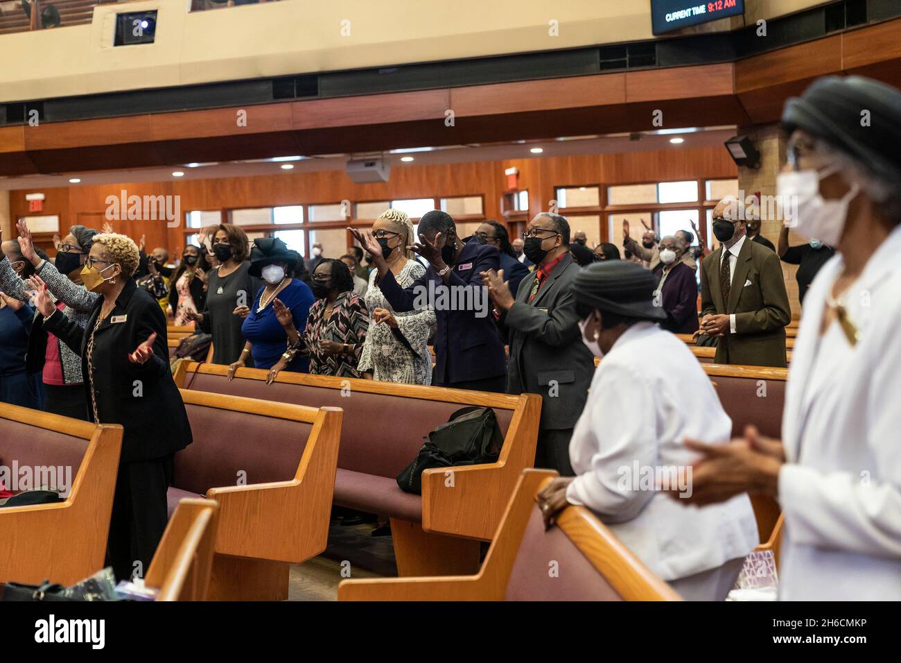 New York, New York, Stati Uniti. 14 novembre 2021. La gente prega durante il culto domenicale come governatore Kathy Hochul visita la Cattedrale di Allen A. M. E. (Episcopale Metodista Africano). La congregazione della chiesa ha più di 23,000 membri. La Cattedrale si trova in uno dei quartieri più poveri della città - Giamaica, Queens. (Credit Image: © Lev Radin/Pacific Press via ZUMA Press Wire) Foto Stock