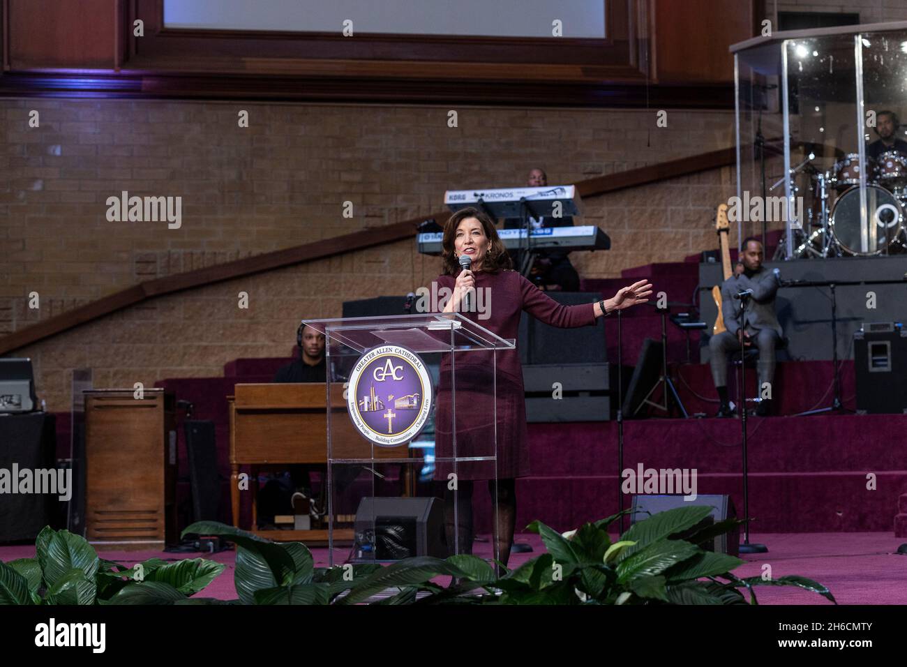 New York, New York, Stati Uniti. 14 novembre 2021. Il governatore Kathy Hochul parla durante una visita alla Cattedrale di Allen A. M. E. (Episcopale Metodista Africano). La congregazione della chiesa ha più di 23,000 membri. La Cattedrale si trova in uno dei quartieri più poveri della città - Giamaica, Queens. (Credit Image: © Lev Radin/Pacific Press via ZUMA Press Wire) Foto Stock