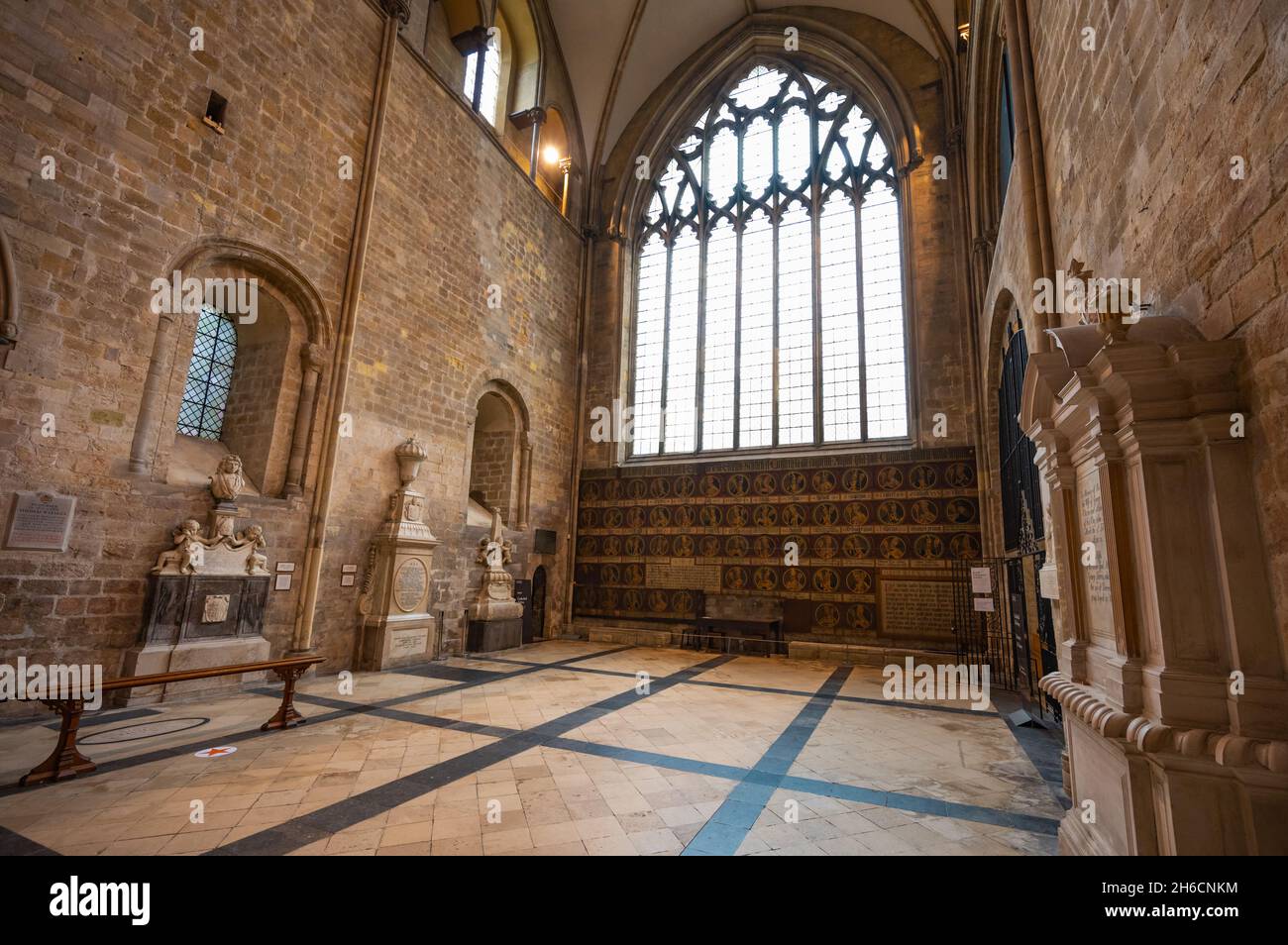 Transetto nord all'interno della cattedrale di Chichester nella città di Chichester, West Sussex, Regno Unito. Grazie al Decano e Capitolo della Cattedrale di Chichester. Foto Stock