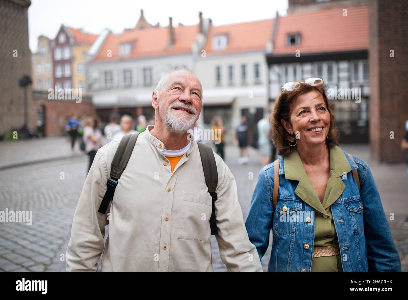 Ritratto di coppie anziane felice turisti all'aperto in città storica Foto Stock