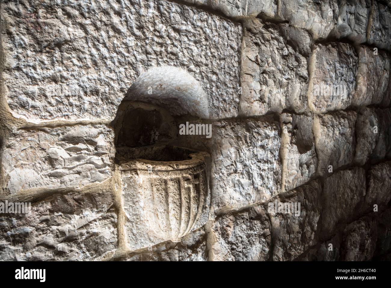 Dettaglio di un vecchio fonte d'acqua Santa in una chiesa di pietra maronita in Libano Foto Stock