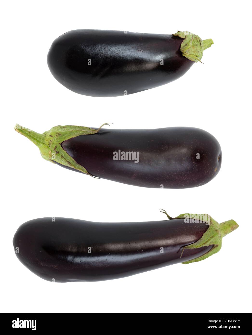 melanzane fresche isolate su sfondo bianco, primo piano di tre melanzane intere, vista dall'alto Foto Stock