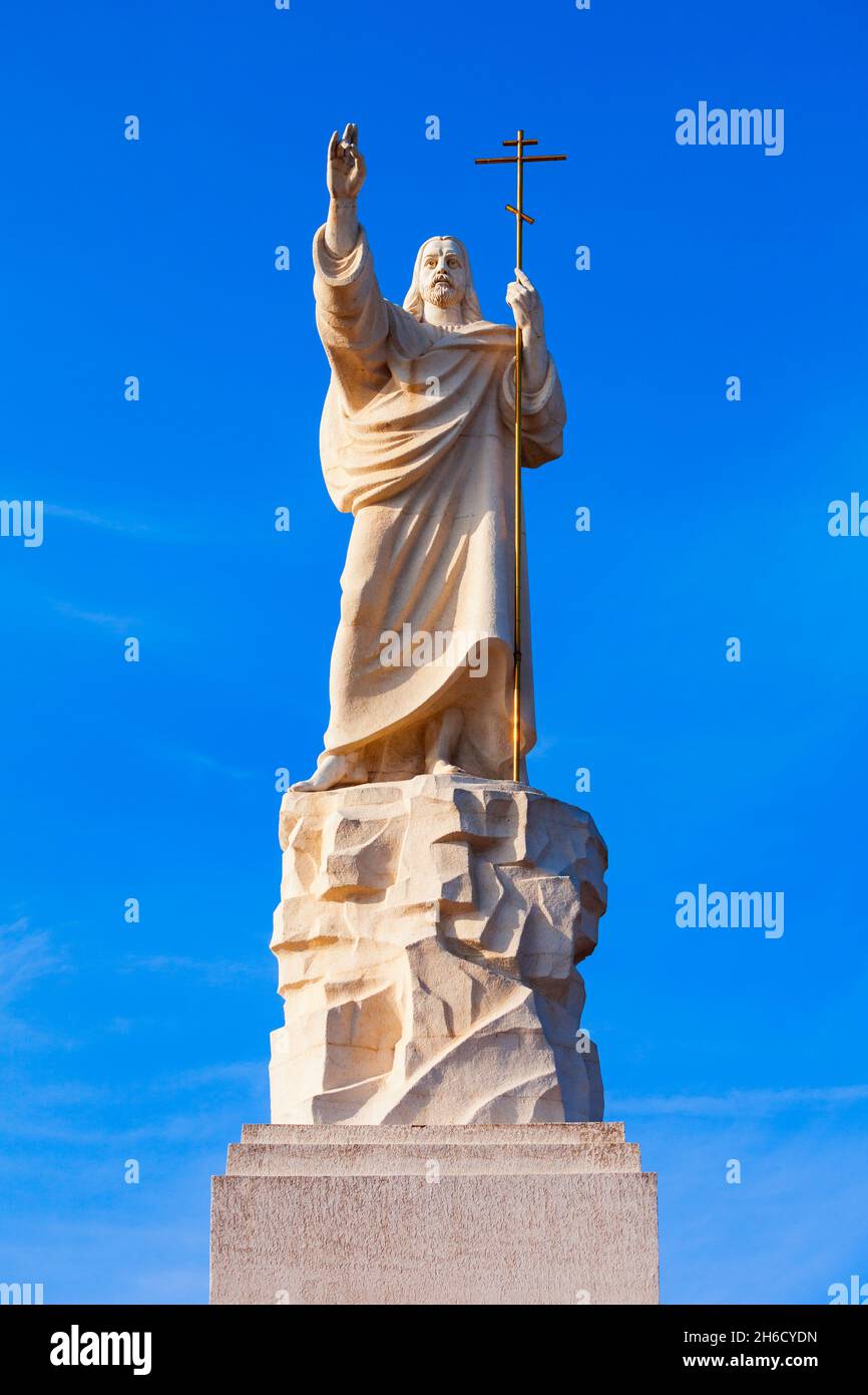 Statua di Cristo risorto o Rio De Kavkaz vicino al Tempio dei Santi Apostoli Pietro e Paolo nella città di Yessentuki, Russia Foto Stock
