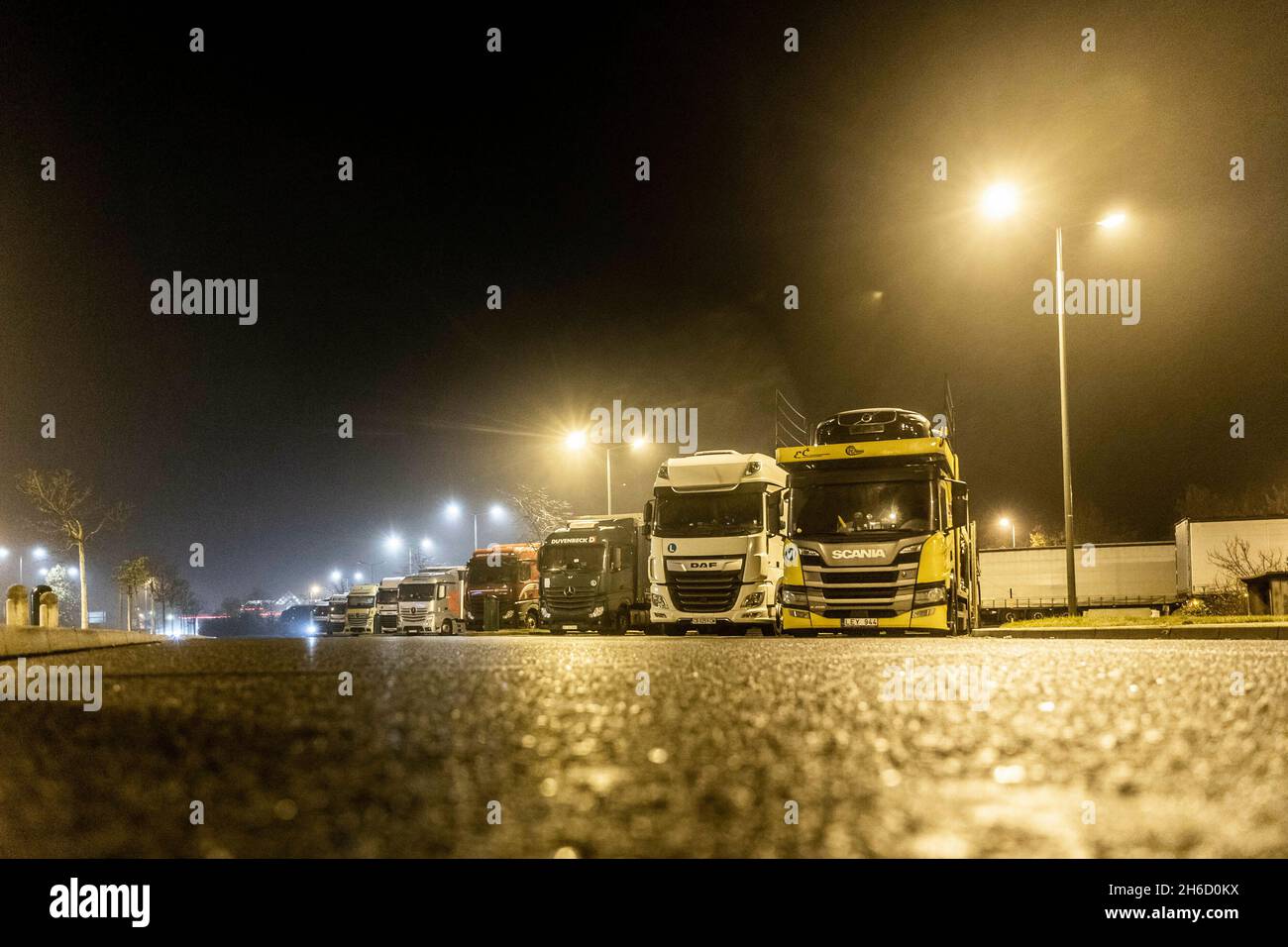 Schipkau, Germania. 14 novembre 2021. I camion sono parcheggiati in seguito in nebbia nella zona di riposo Freienhufener Eck vicino a Schipkau, 11/14/2021. Copyright: Florian Gaertner/photothek.de Credit: dpa/Alamy Live News Foto Stock