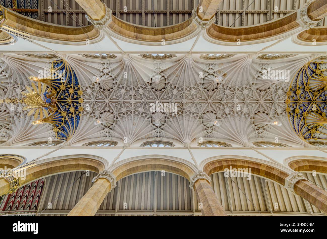 Interni decorati ornati della chiesa di St Mary the Virgin, Wellingborough, Northamptonshire, Regno Unito; detto per essere il lavoro migliore di Sir Ninian Comper Foto Stock