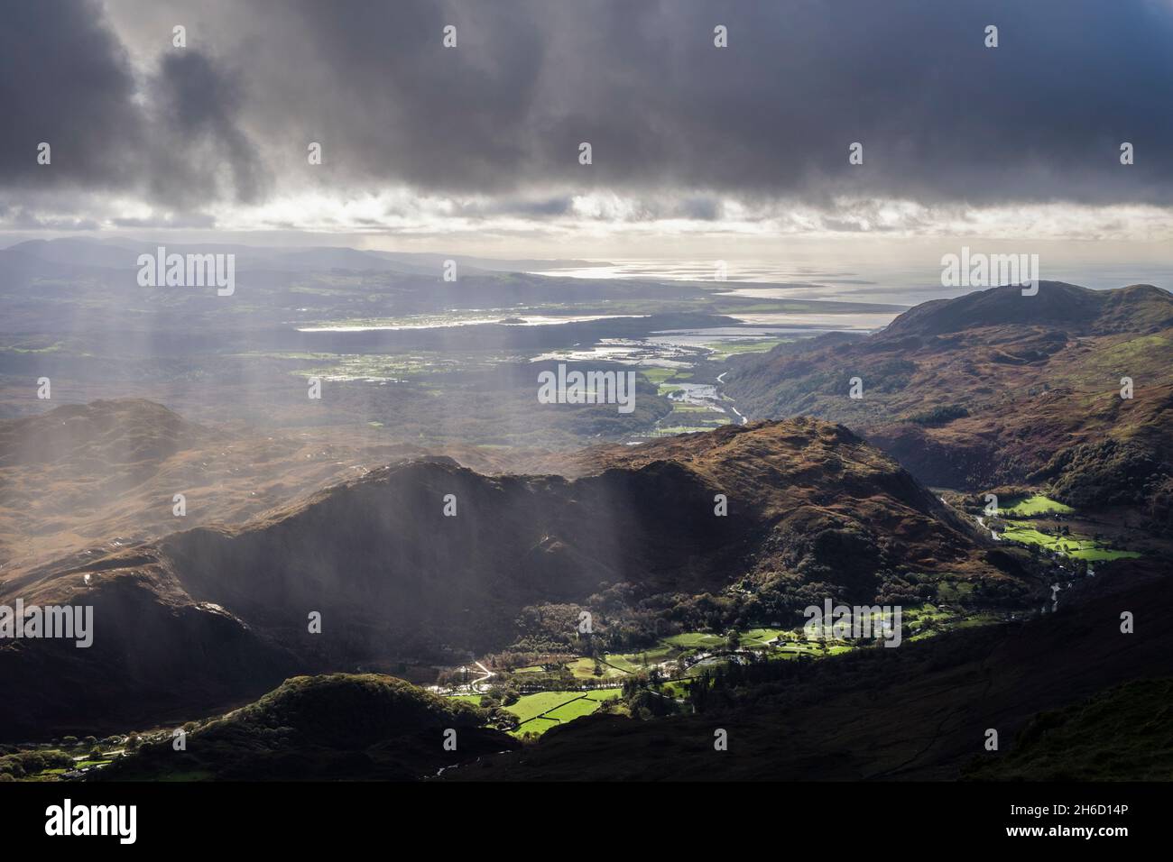 Vista alta nella pioggia di schiarimento sopra Beddgelert alla valle di Glaslyn e costa da Yr Aran nel Parco Nazionale di Snowdonia. Gwynedd, Galles settentrionale, Regno Unito, Gran Bretagna Foto Stock