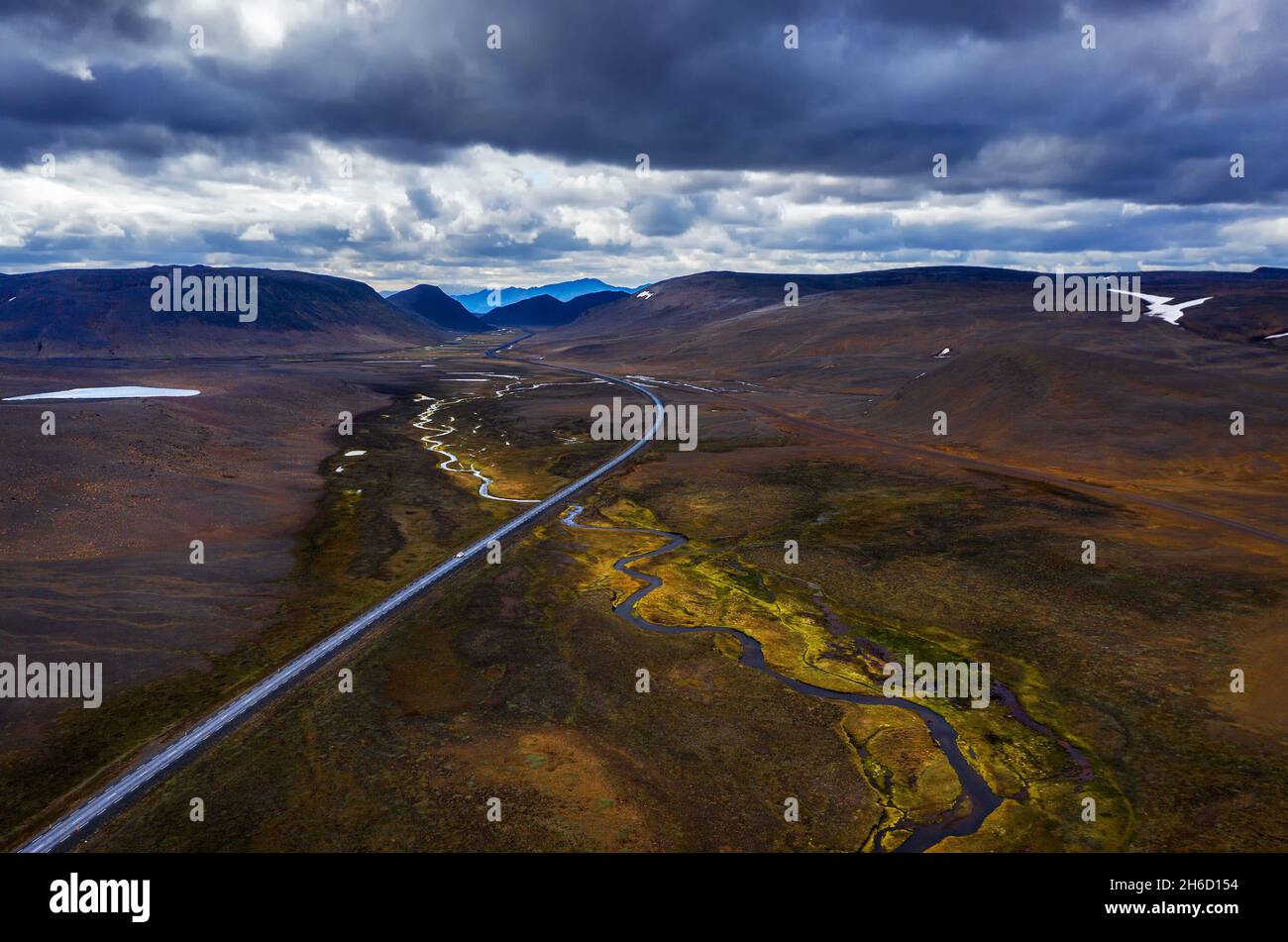 Vista aerea di una tortuosa Ring Road nel nord dell'Islanda Foto Stock