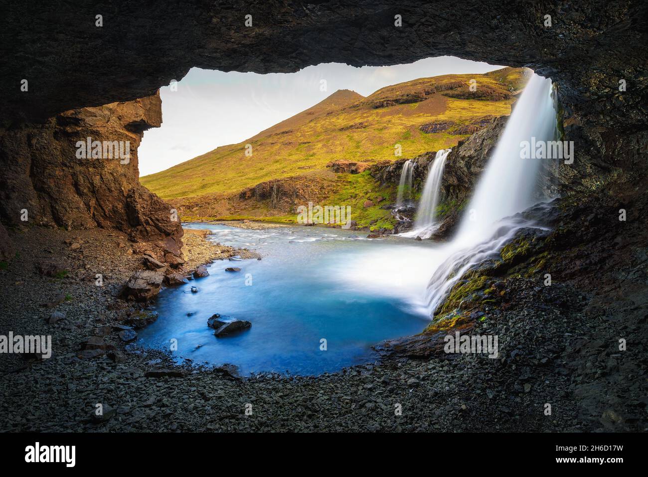 Cascate di Skutafoss vicino Hofn in Islanda fotografate da una grotta Foto Stock