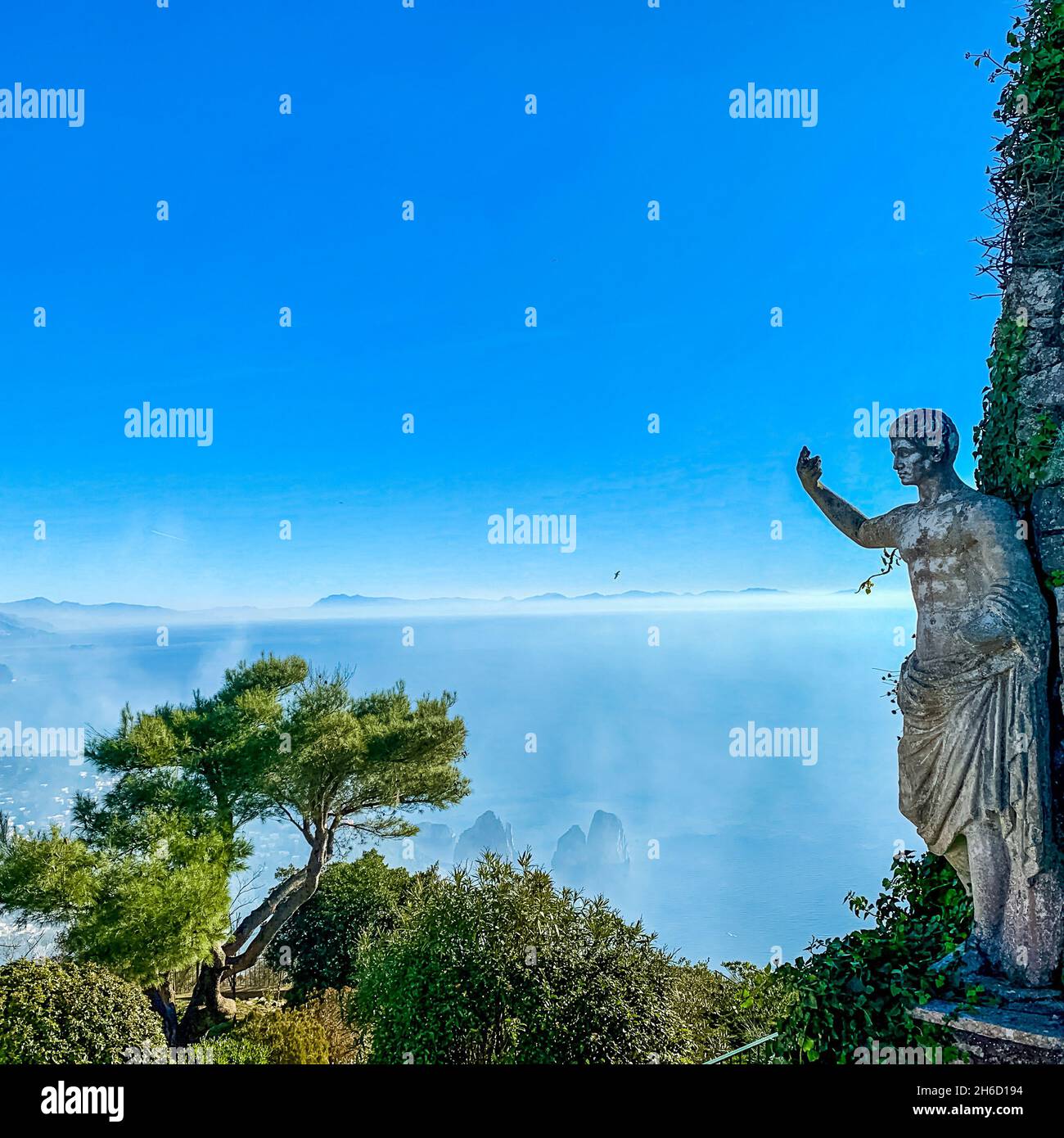 Statua e giardini dell'isola di Capri nel Mar Tirreno, Italia Foto Stock
