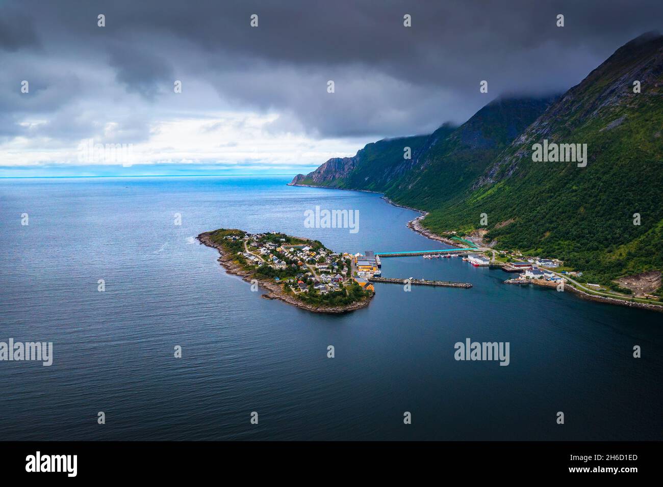Vista aerea del villaggio di pescatori Husoy sull'isola di Senja, Norvegia Foto Stock