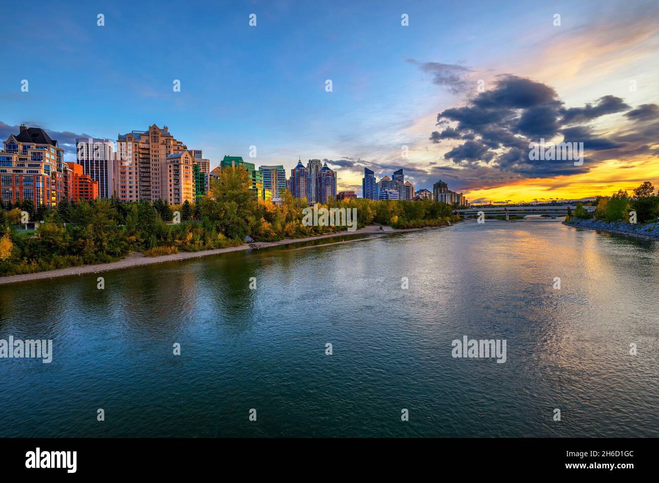 Tramonto sopra lo skyline della città di Calgary con il fiume Bow, Canada Foto Stock
