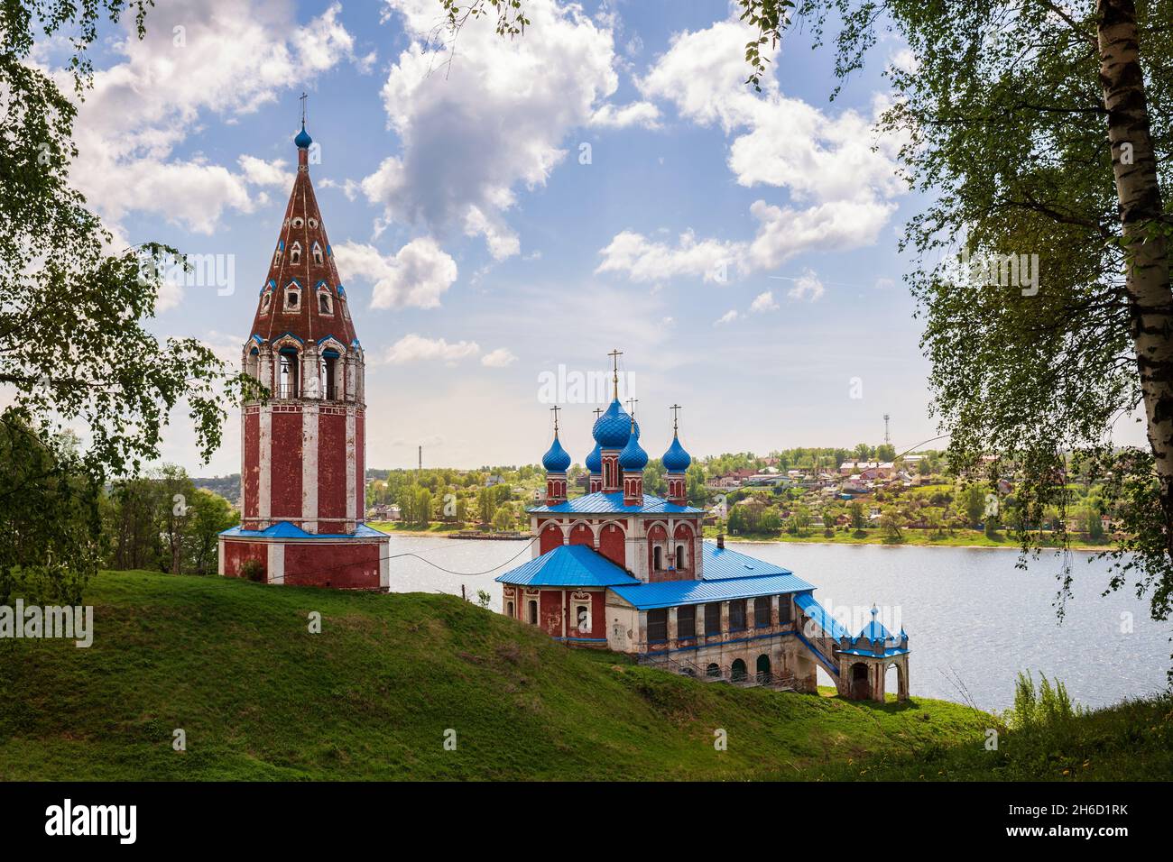 Antica chiesa del Kazan icona della Madre di Dio sulle rive del fiume Volga. Tutaev, regione di Yaroslavl, Russia Foto Stock