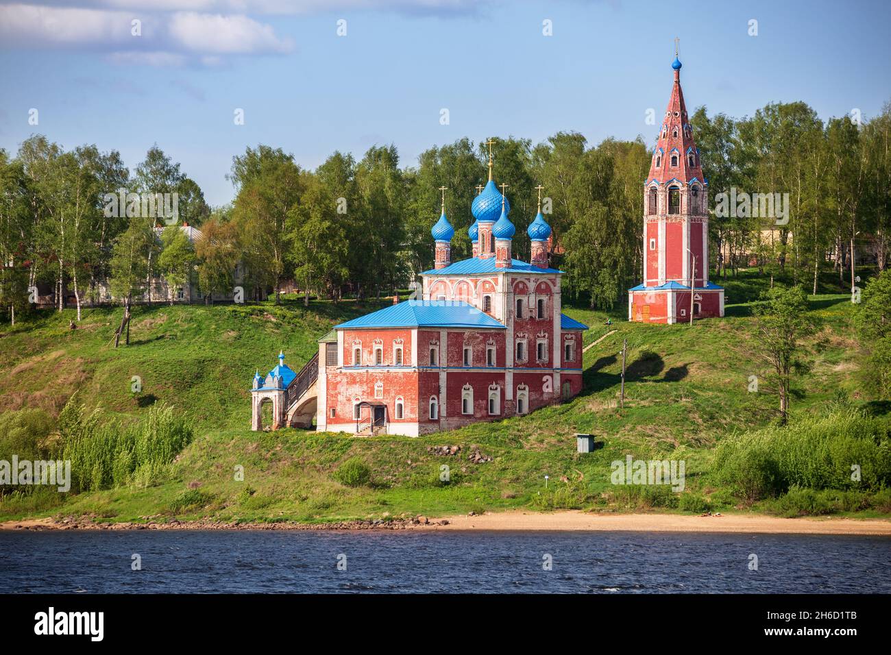 Vista della vecchia chiesa del Kazan icona della Madre di Dio sulle rive del fiume Volga. Tutaev, regione di Yaroslavl, Russia Foto Stock