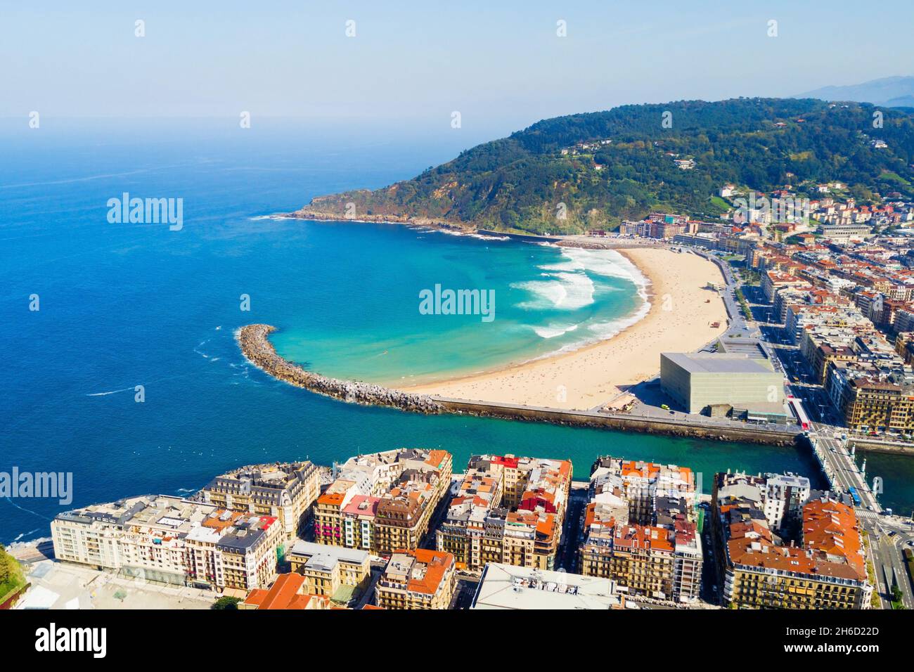 San Sebastian o Donostia antenna spiaggia vista panoramica. San Sebastian è una città costiera dei paesi baschi in Spagna. Foto Stock