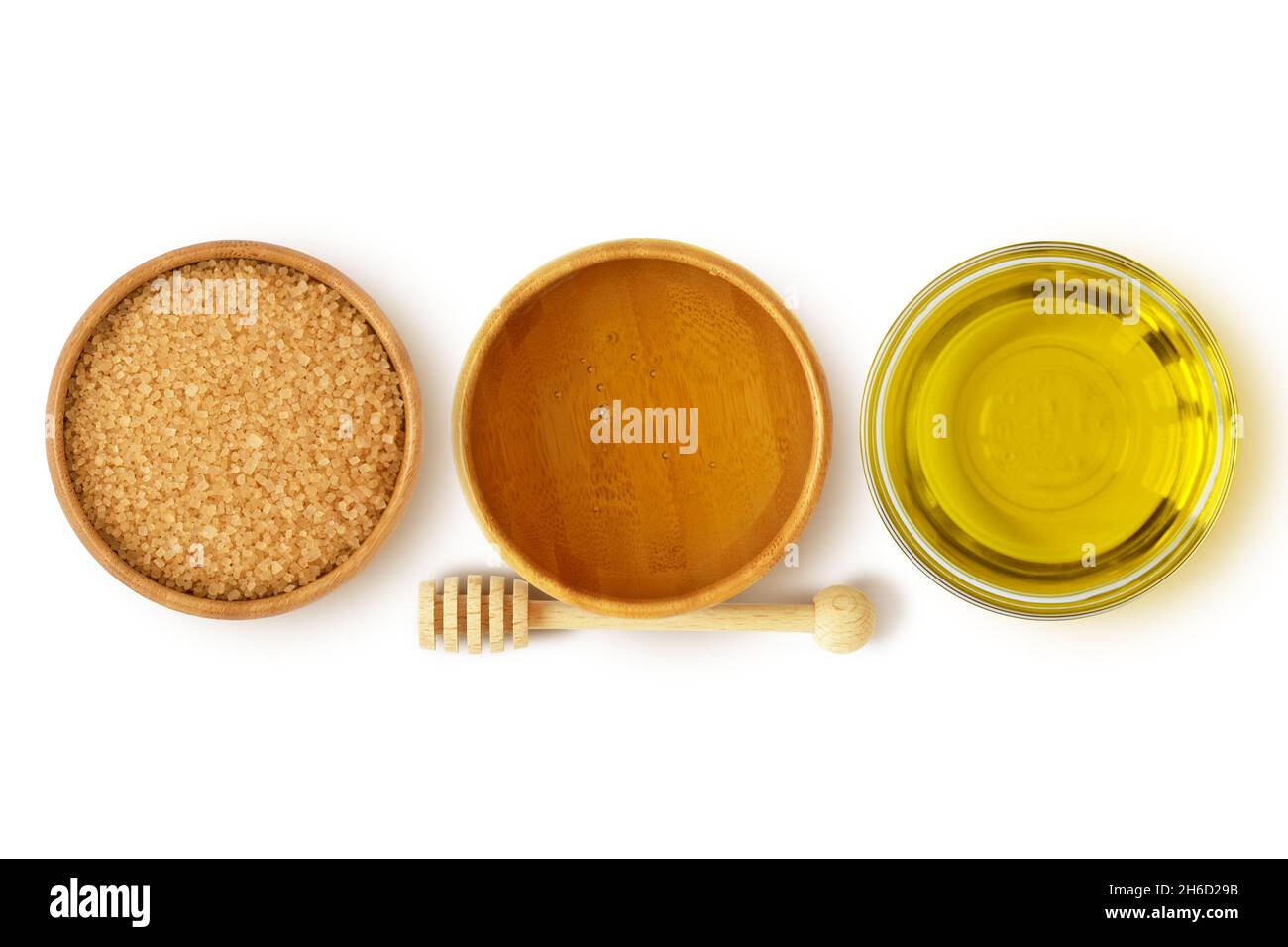 Scrub alle labbra fatto in casa con zucchero di canna, miele e olio d'oliva  su sfondo bianco - ricetta di bellezza naturale Foto stock - Alamy