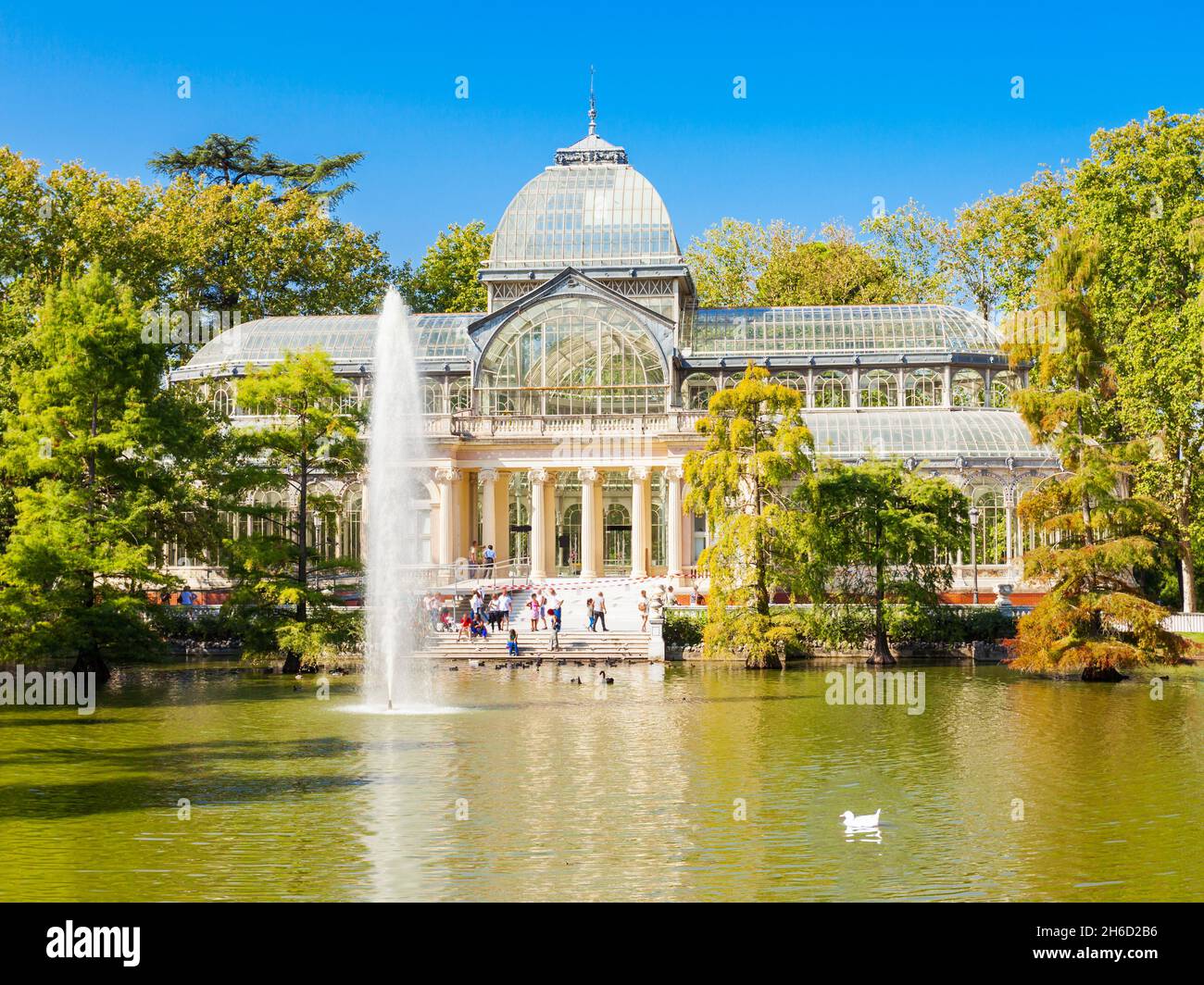 Il palazzo di cristallo o Palacio de Cristalis nel Buen Retiro Park, uno dei parchi più grandi della città di Madrid, Spagna. Madrid è la capitale della Spagna. Foto Stock