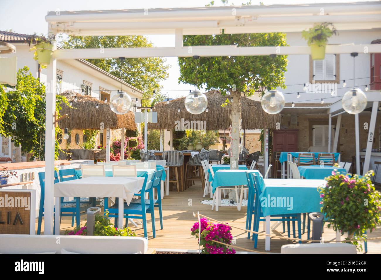 Un piccolo ristorante di pesce con tavoli e sedie blu. Side Antalya Turchia. Tabelle fuoco selettivo. Foto Stock