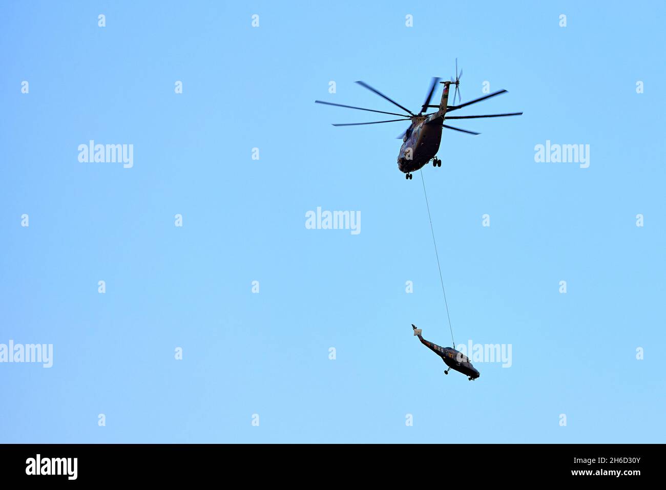 Trasporto elicottero mi-26 T2B trasporta la fusoliera di un elicottero da combattimento sulla sospensione esterna. Elicottero pesante. Sulla codifica di NAT Foto Stock