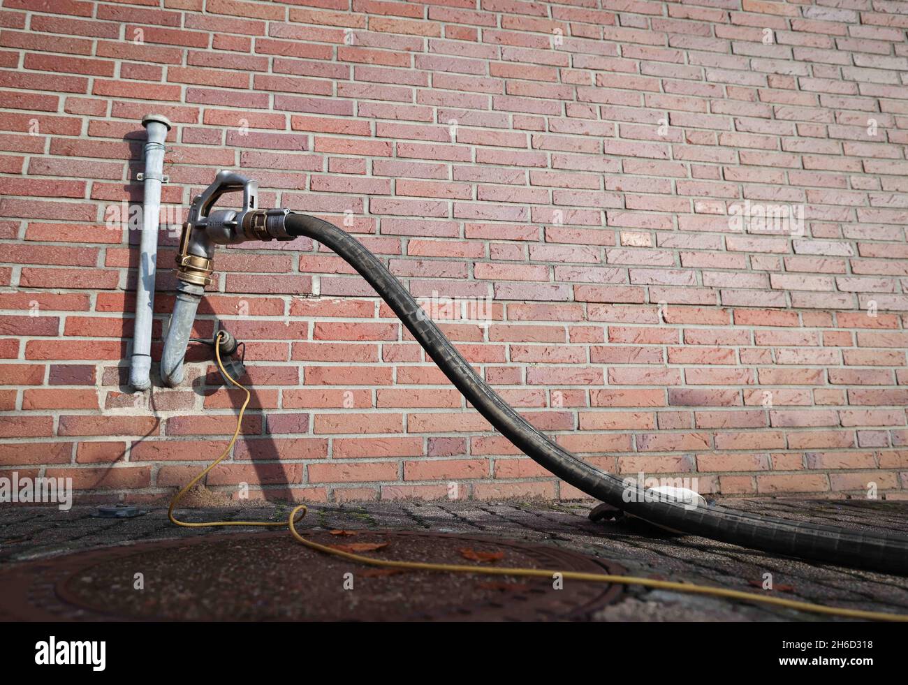 Itzehoe, Germania. 9 novembre 2021. Un ugello carburante è fissato a un collo del bocchettone di rifornimento dell'olio carburante sulla parete esterna di una residenza singola. Credit: Christian Charisius/dpa/Alamy Live News Foto Stock