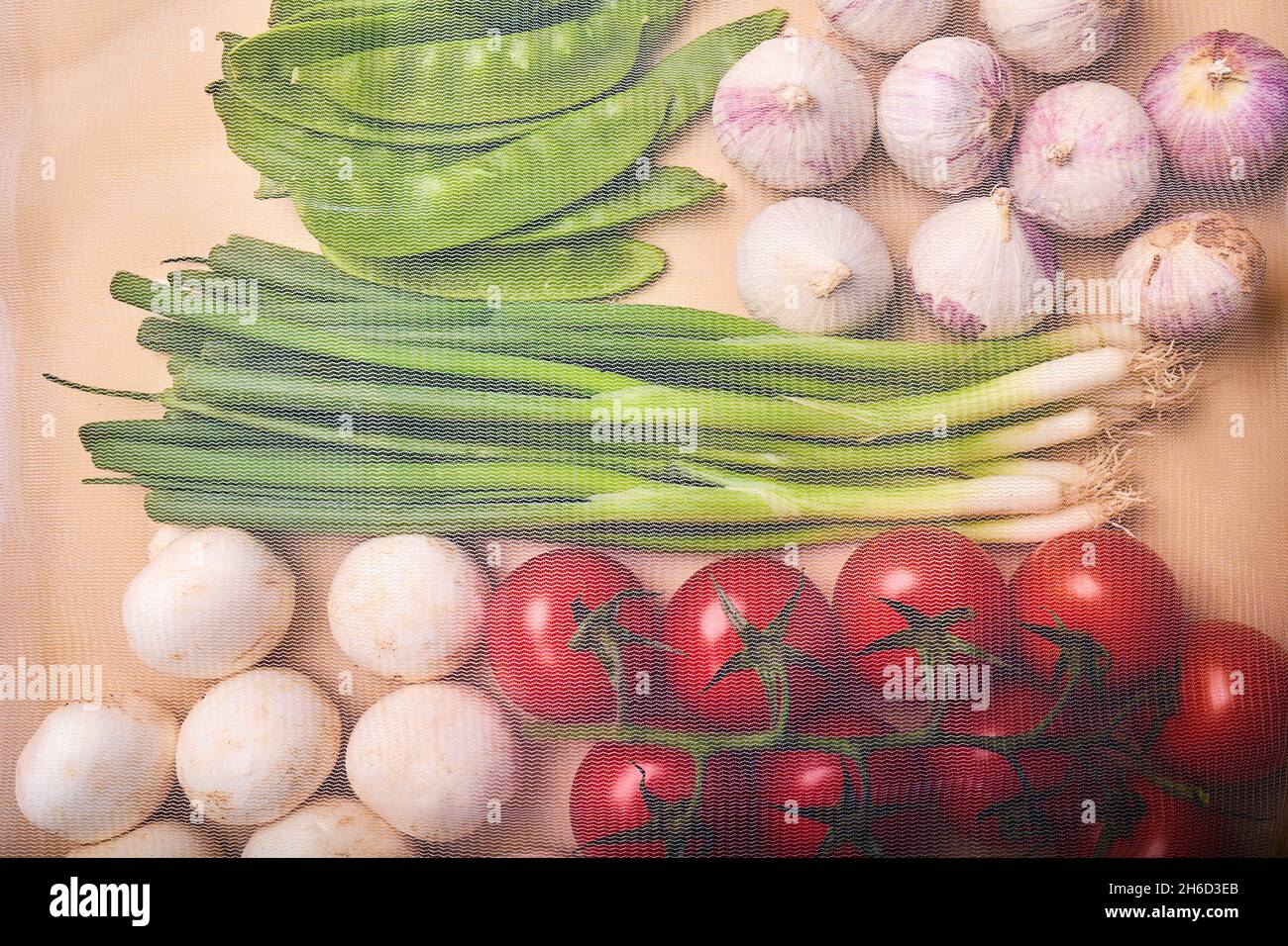 primo piano di verdure fresche in un sacchetto di cotone ecologico riutilizzabile Foto Stock