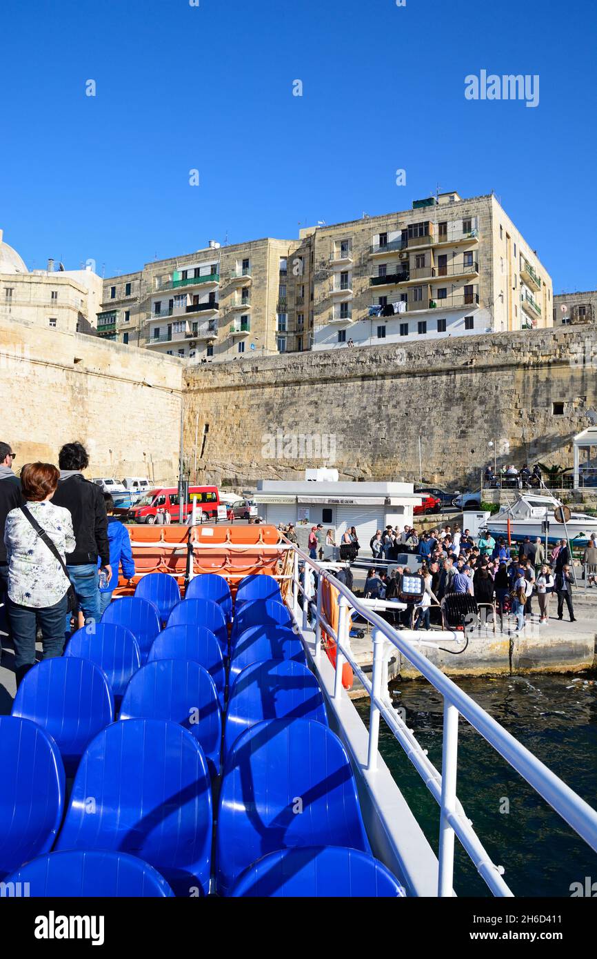 Lo sbarco di passeggeri di una nave traghetto appena tornati da Sliema a La Valletta, Malta, l'Europa. Foto Stock