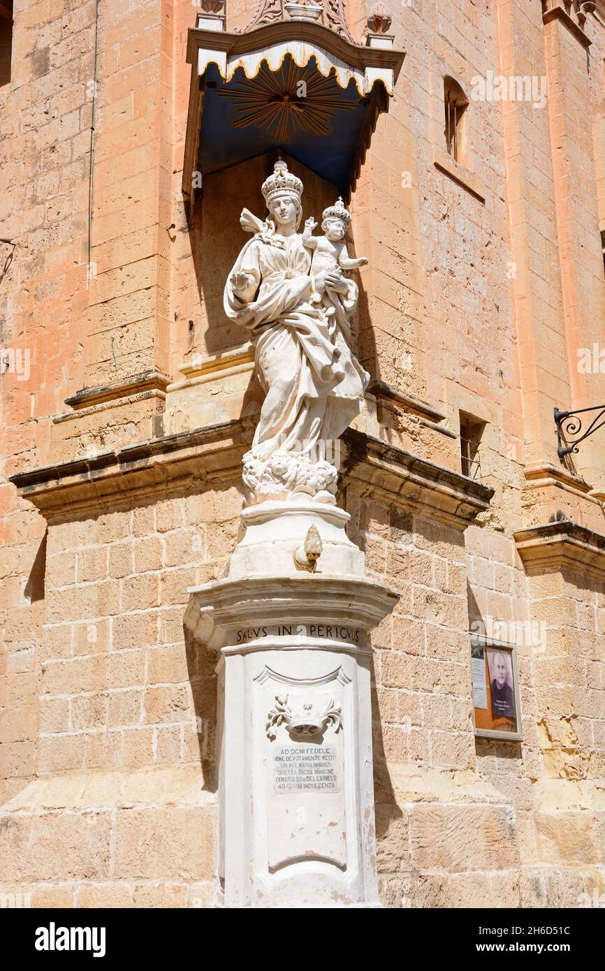 Maria e Gesù statua al di fuori della Chiesa dell'Annunciazione della Madonna lungo Triq Il Villegaignon, Mdina, Malta, l'Europa. Foto Stock