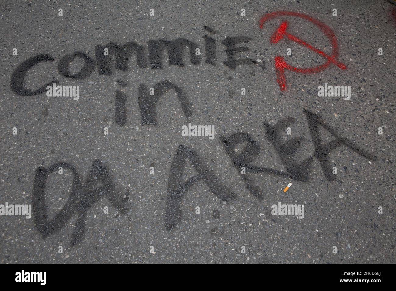 Bangkok, Bangkok, Thailandia. 14 novembre 2021. I manifestanti spruzzano vernice sulle strade. (Credit Image: © Atiwat Siltamethanont/Pacific Press via ZUMA Press Wire) Foto Stock