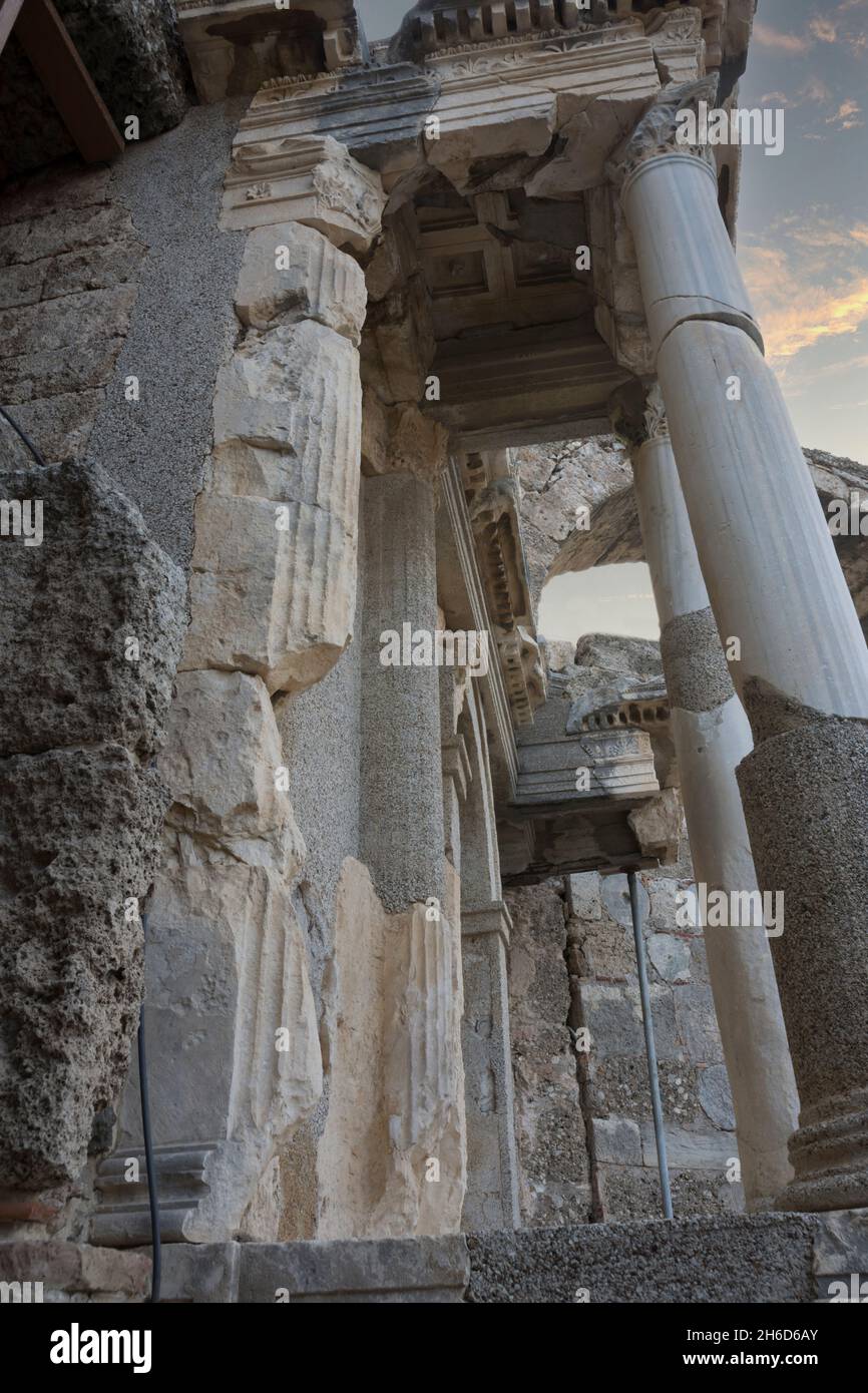 Il Monumento Vespasianus e il cancello d'ingresso dell'antica città di Side Selective Focus Gate. cielo nuvoloso tramonto. Side Antalya. Foto Stock