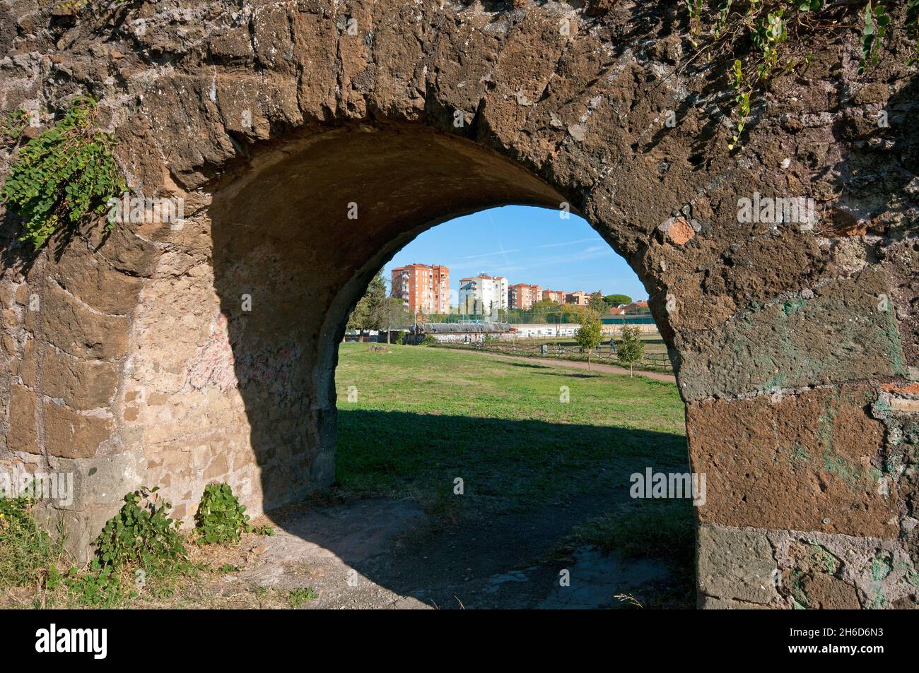 Edifici moderni visti dall'antico acquedotto Felice, Parco degli acquedotti, Roma, Lazio, Italia Foto Stock