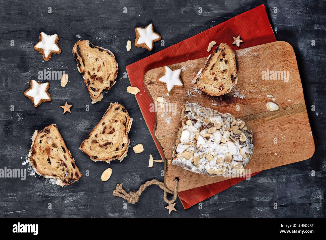 Vista dall'alto di una fetta di torta tedesca Stollen, un pane alla frutta con noci e frutta secca servito durante il periodo natalizio Foto Stock
