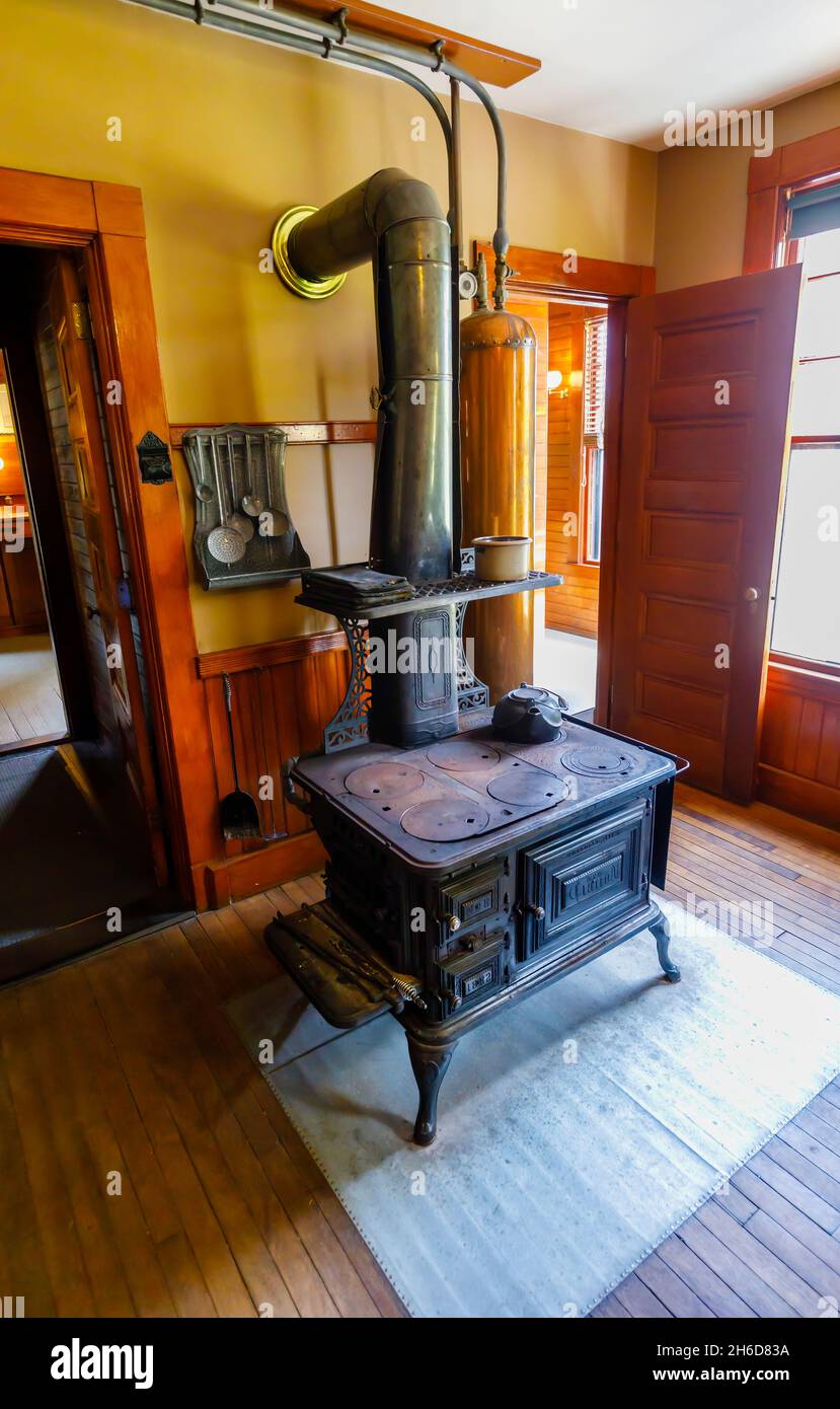 19 ° secolo (1882) nero New Clarion gamma cucina stufa nel 1890 Farm House museo a Billings Farm & Museum, Woodstock, Vermont, New England, USA Foto Stock