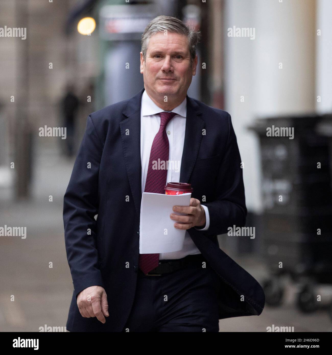 Il leader del lavoro Sir Keir Starmer arriva alla Global radio Station lunedì 15 novembre per parlare della mostra radiofonica di Nick Ferrari su LBC, in Central Foto Stock