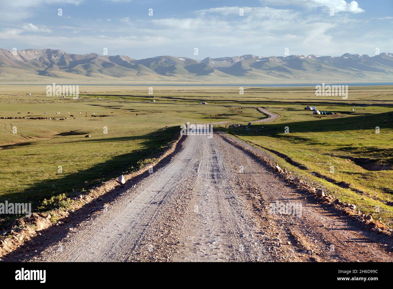 Strada sterrata e yurts vicino Son-Kul lago e Tien shan Montagne in Kirghizistan Foto Stock