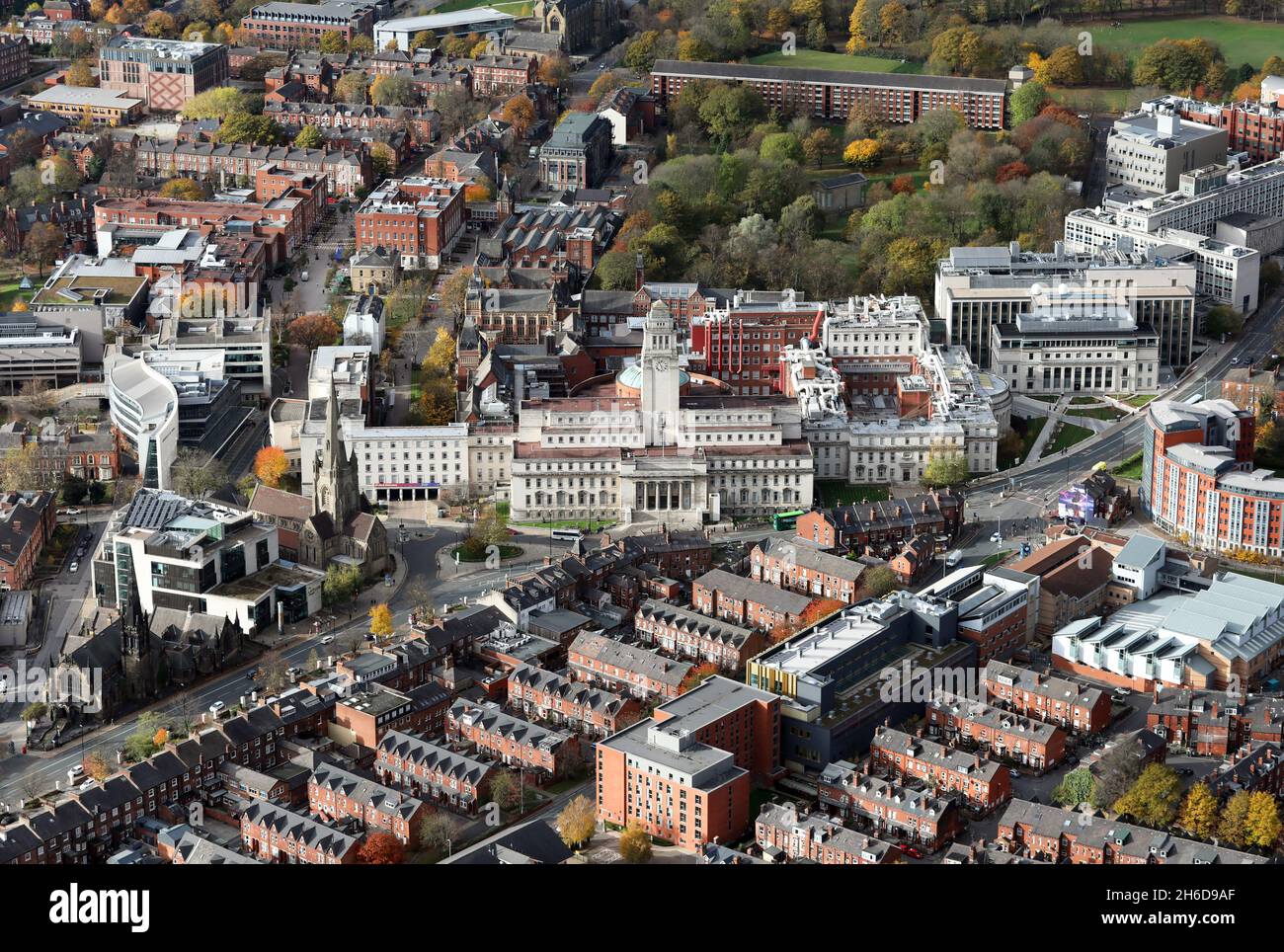 Vista aerea da est verso l'Università di Leeds attraverso Blenheims e A660 Woodhouse Lane, Leeds. Autunno 2021 Foto Stock