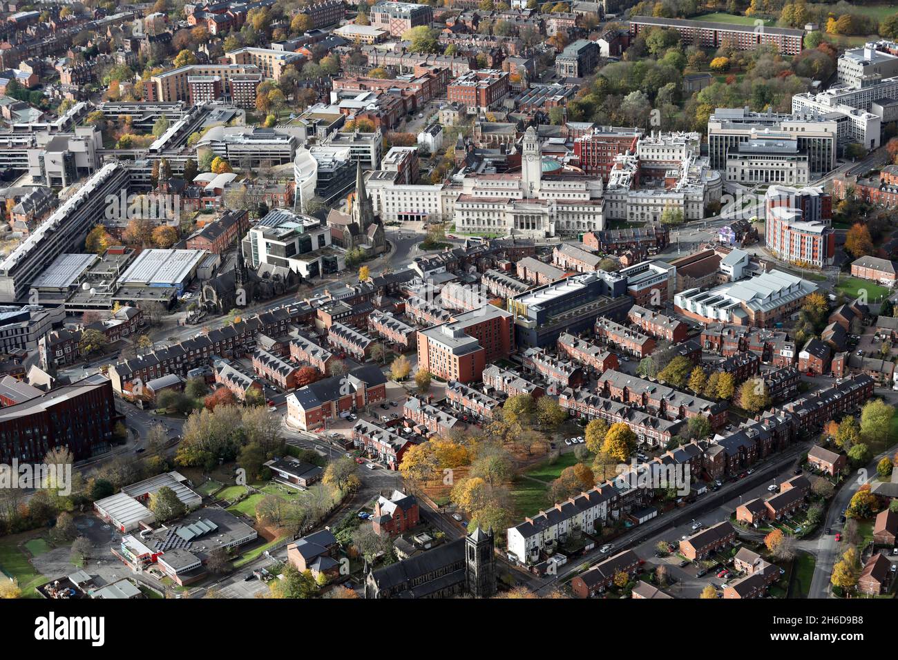 Vista aerea da est verso l'Università di Leeds attraverso Blenheims e A660 Woodhouse Lane, Leeds. Autunno 2021 Foto Stock