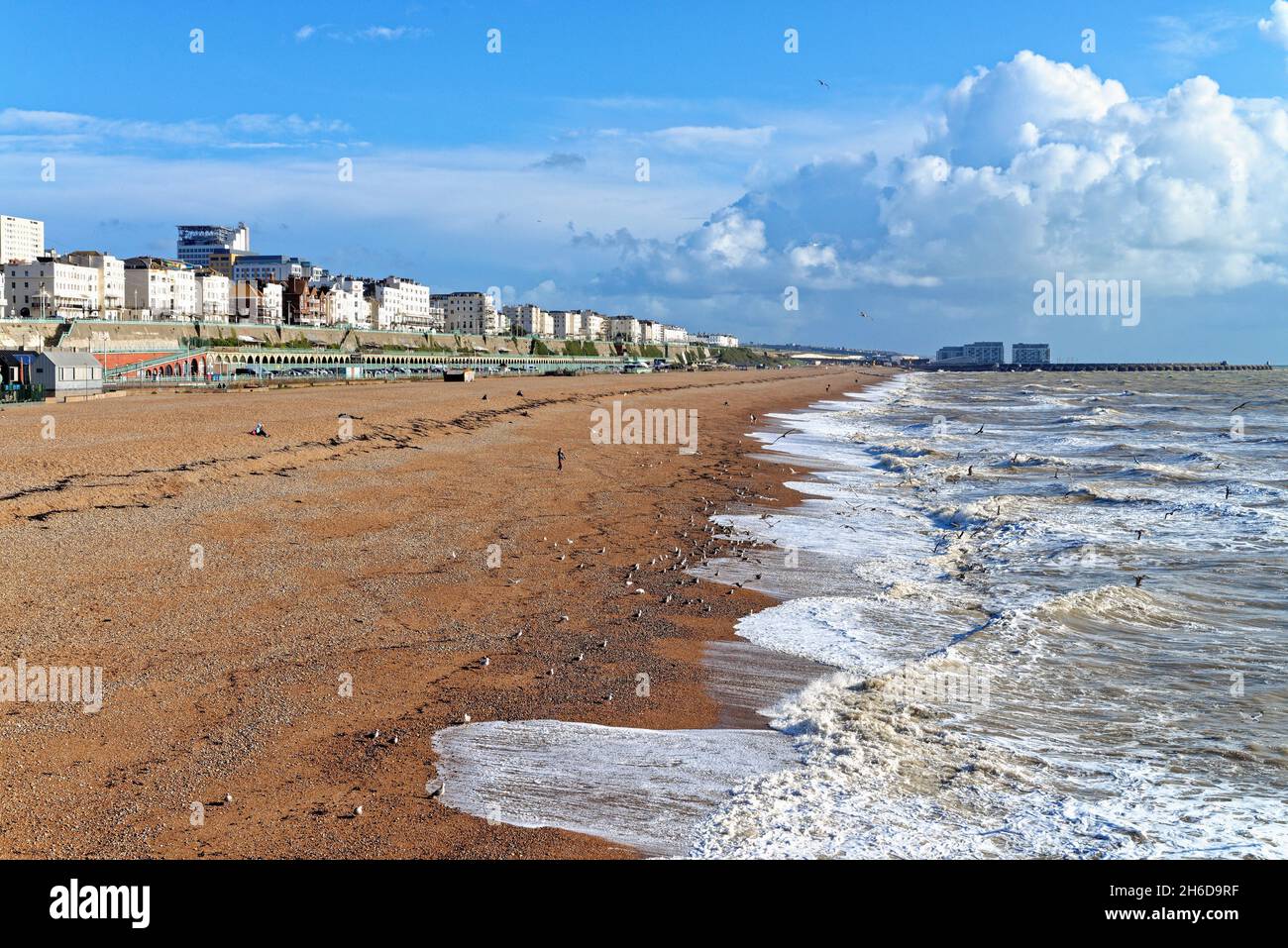 La vista del lungomare di Brighton si affaccia ad est dal Palace Pier verso Kemp Town in una soleggiata giornata autunnale East Sussex Inghilterra UK Foto Stock