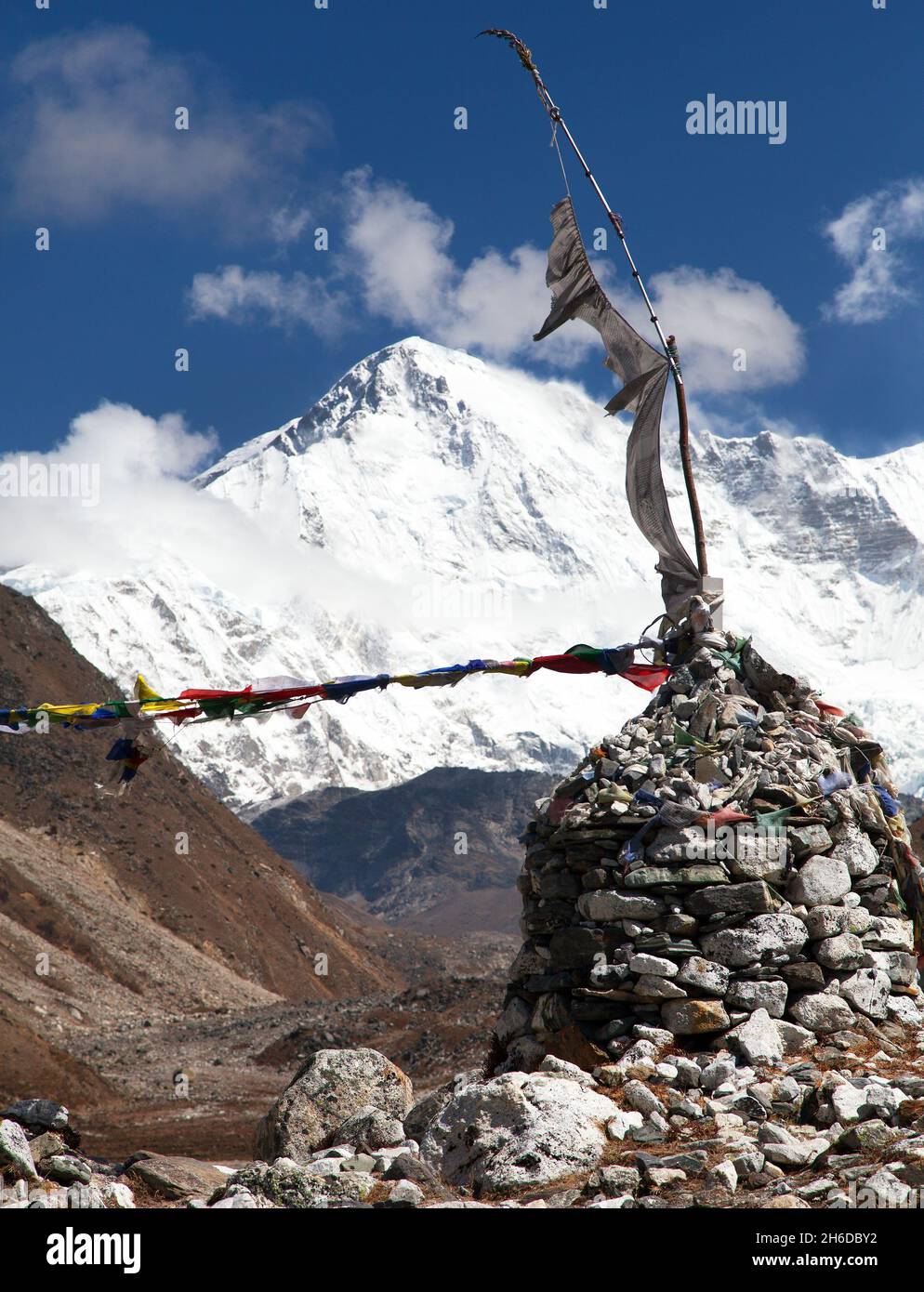 Monte Cho Oyu con bandiere di preghiera e piramide di pietra - modo per il campo base di Cho Oyu, valle di gokyo, Everest, parco nazionale Sagarmatha, valle di Khumbu, NEP Foto Stock