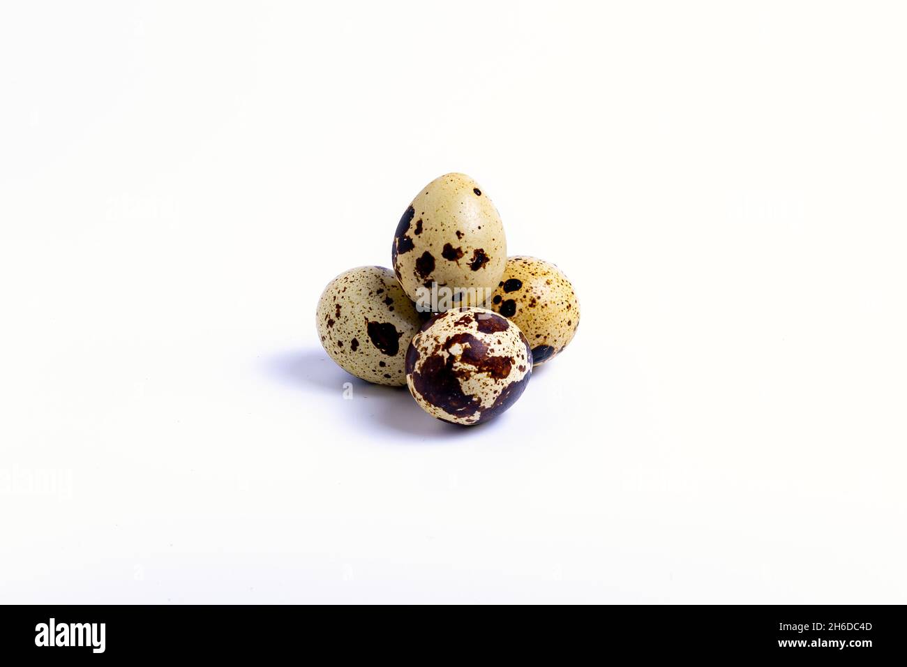 isolare, un mazzo di uova di quaglia su sfondo bianco, primo piano Foto Stock