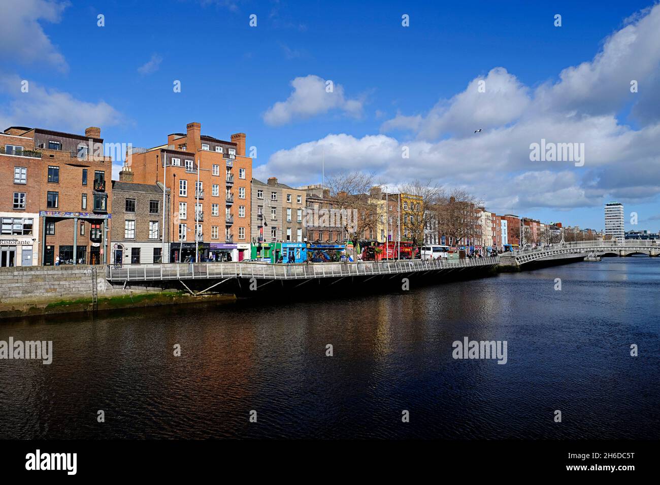 Vista delle banchine Nord di Dublino, dal Ponte Halfpenny Foto Stock