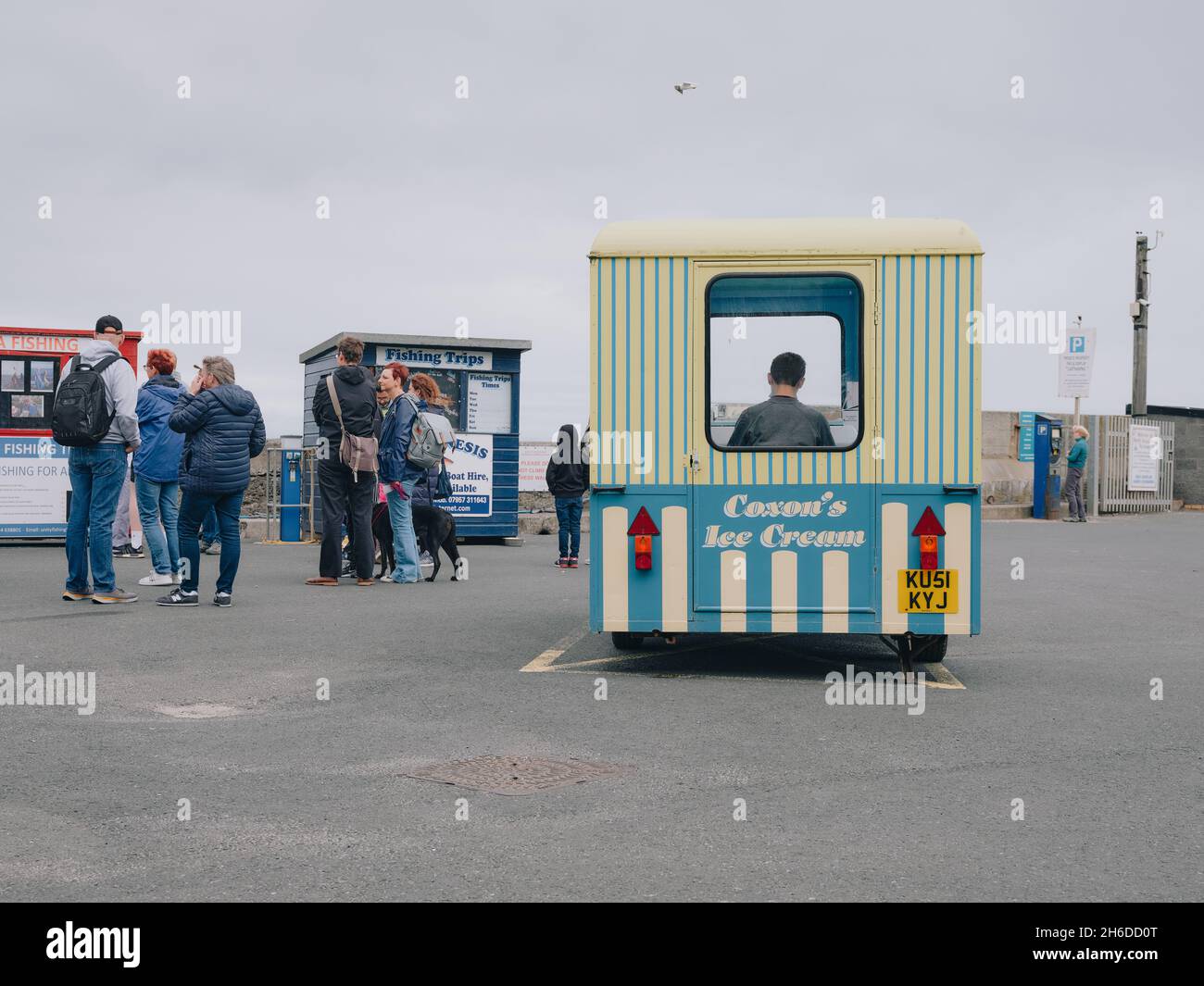 Farne Islands gita in barca escursioni crociere chioschi turisti e un furgone gelateria presso Seahouses Northumberland Inghilterra Regno Unito - Turismo marittimo britannico Foto Stock