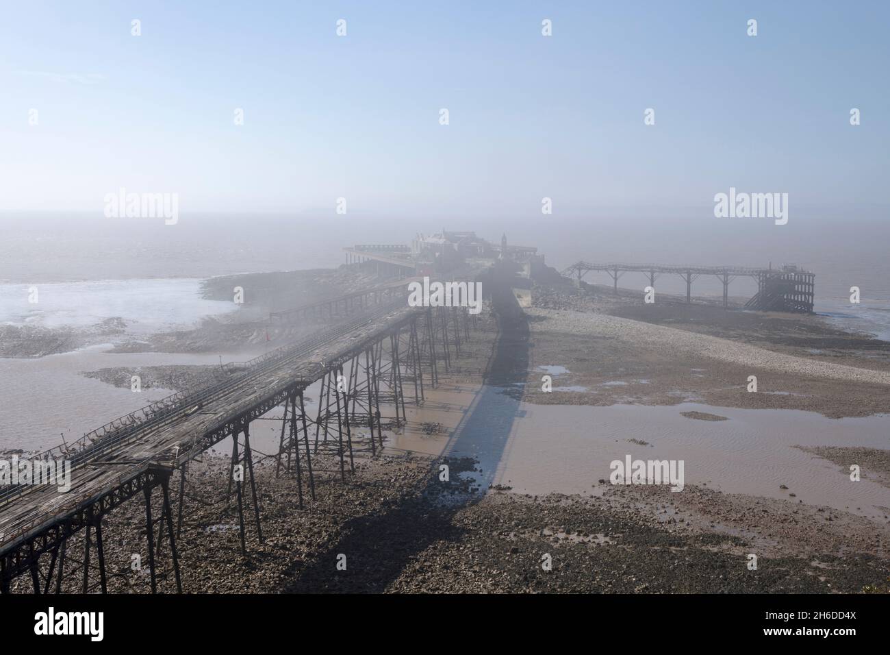 Molo di Birnbeck, Isola di Birnbeck, Weston-Super-Mare, Somerset, 2018. Vista generale del molo derelitto protetto dalla nebbia a bassa marea, da est. Foto Stock